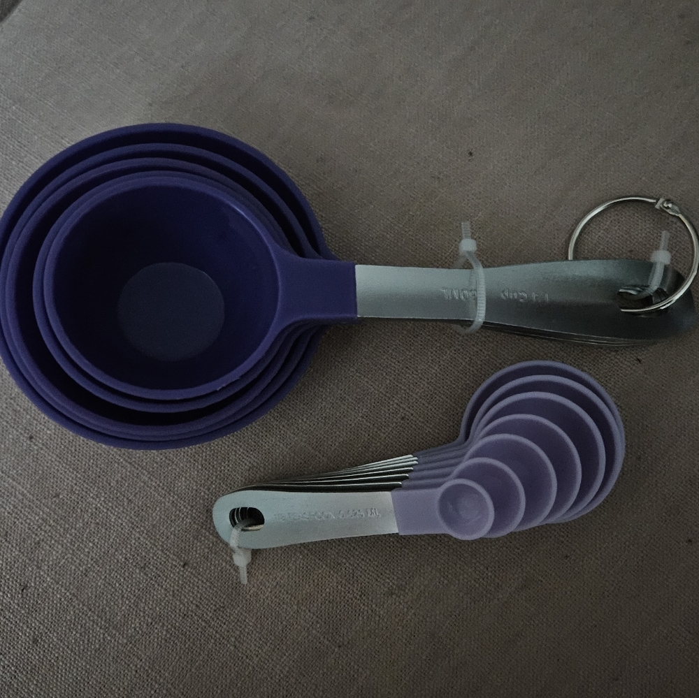 Big stainless steel and plastic measuring cups and spoons